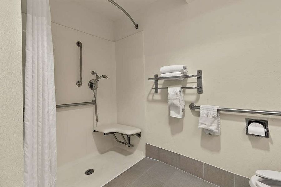 Comfort Suites Tulare Sequoia Gateway — Bathroom