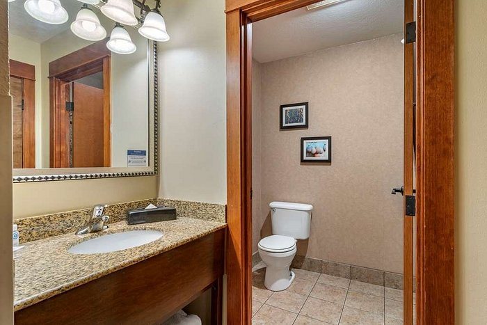 Comfort Suites University — Bathroom
