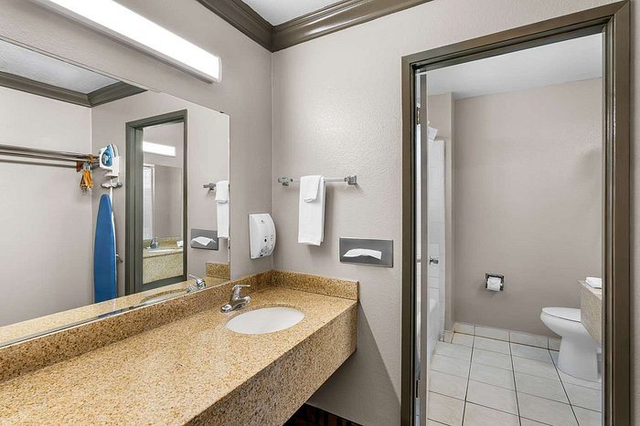 Comfort Suites Vacaville Napa Valley — Bathroom