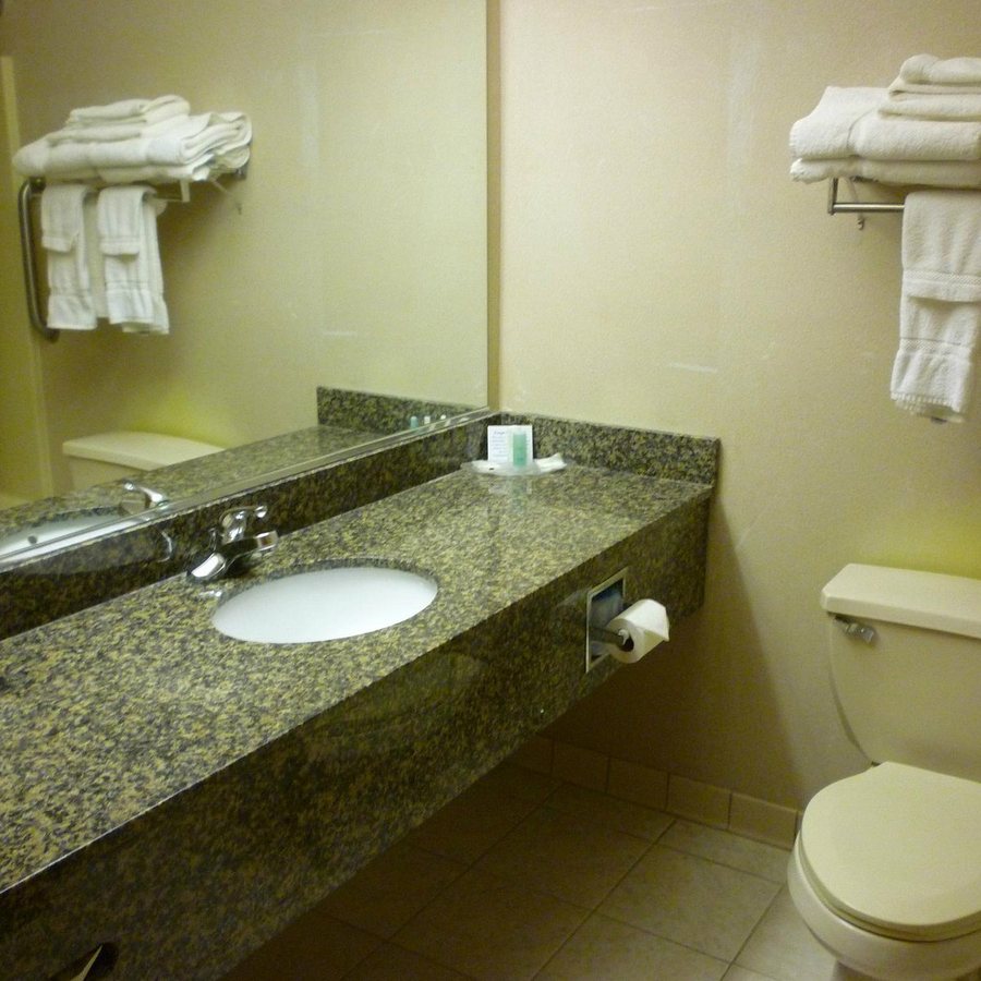 Comfort Suites Vincennes Vincennes Indiana — Bathroom