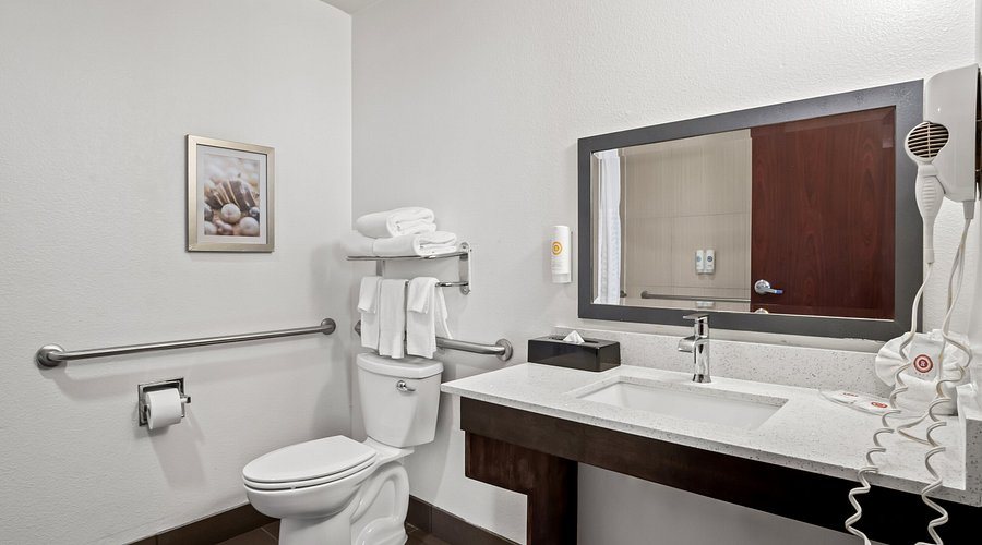 Comfort Suites Waxahachie Dallas — Bathroom