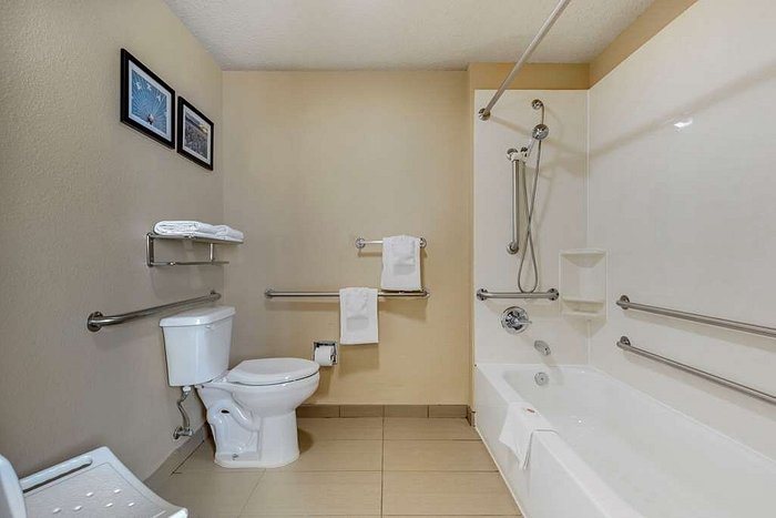 Comfort Suites — Bathroom