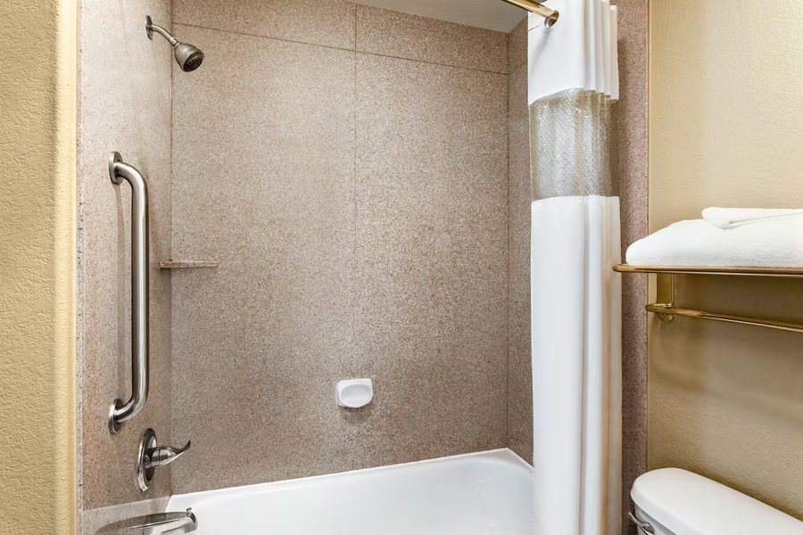 Comfort Suites Wichita — Bathroom