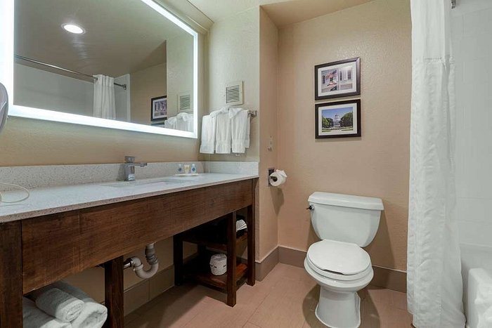 Comfort Suites Woodland Sacramento Airport — Bathroom