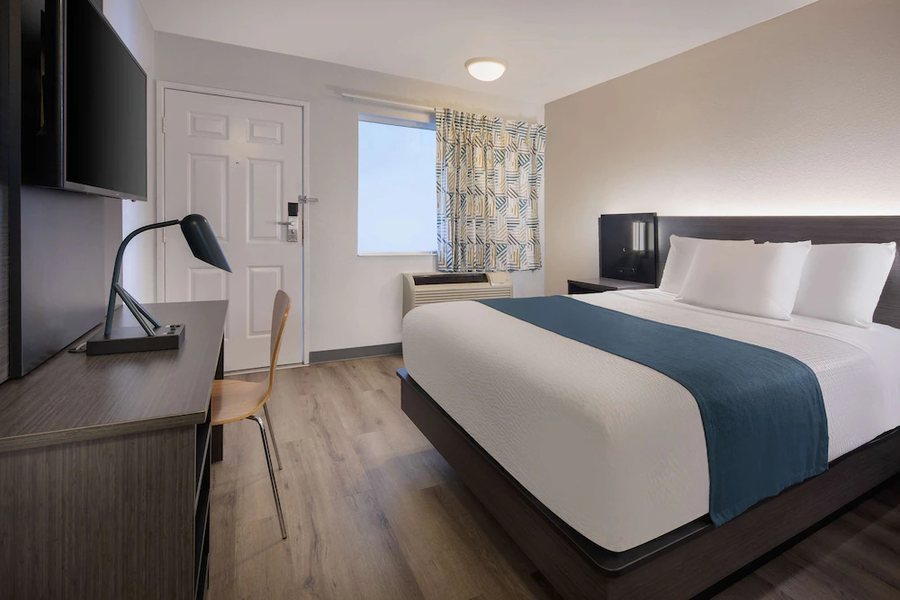 Comfort Suites Woodland Sacramento Airport — Guest room