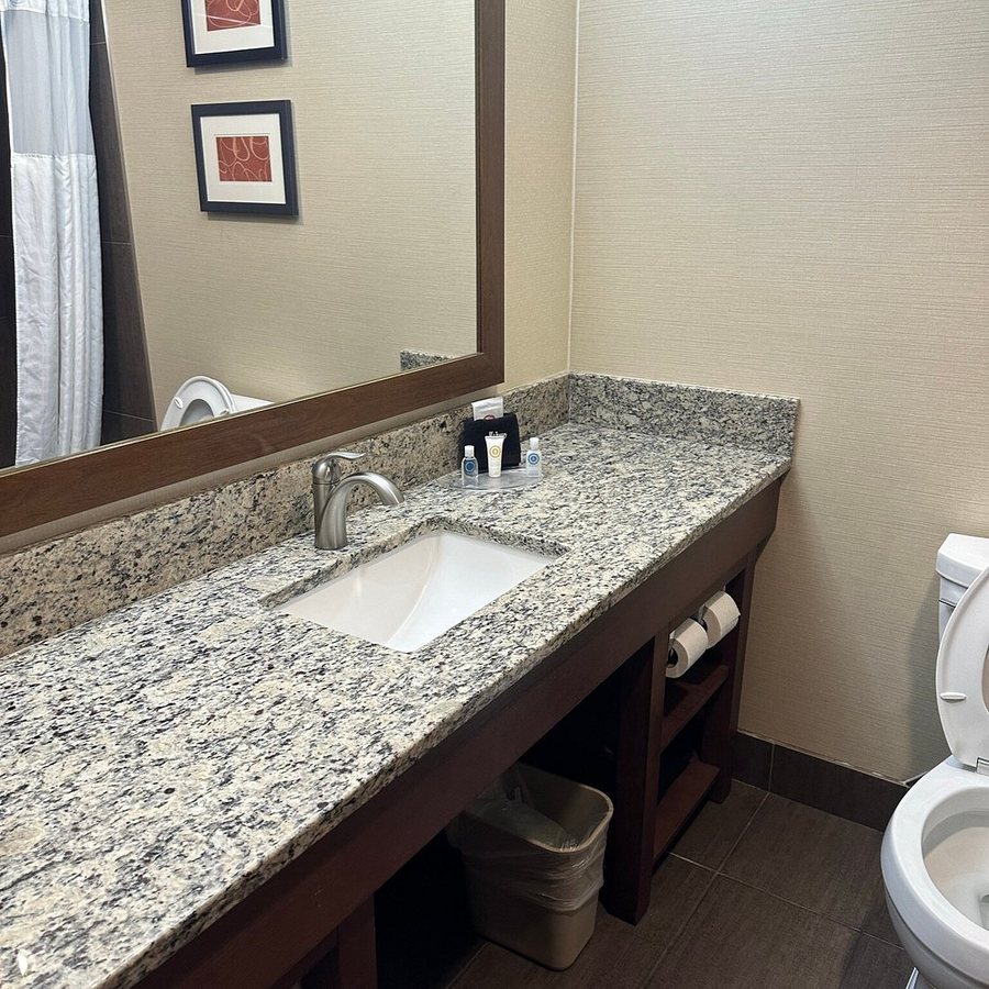 Comfort Suites Yakima — Bathroom