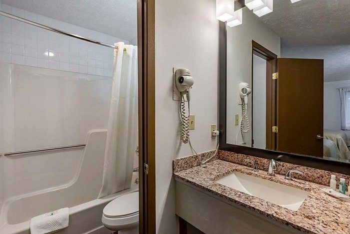 Comfort Suites Youngstown North — Bathroom