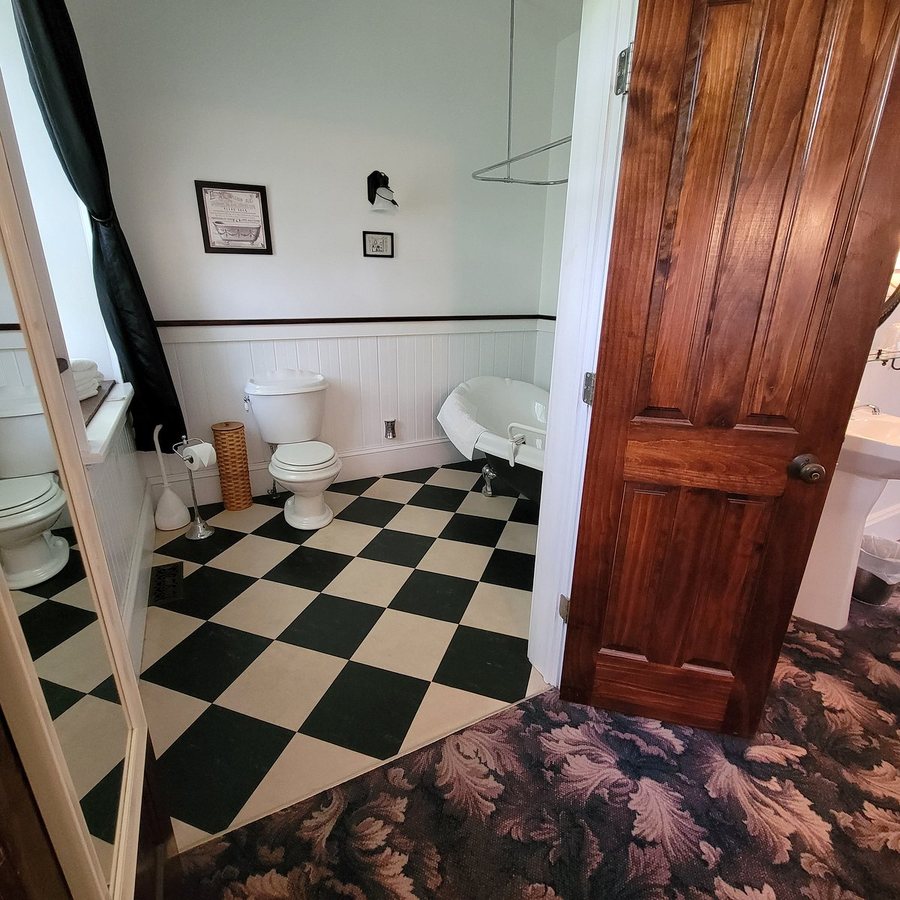 Commerce Street Brewery Hotel — Bathroom
