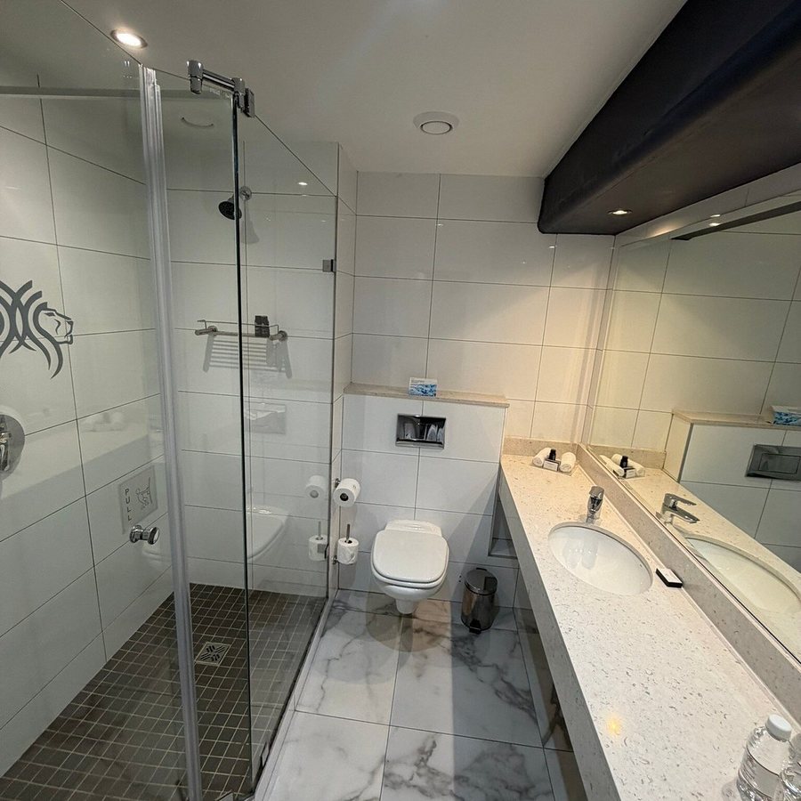 Commodore Hotel — Bathroom