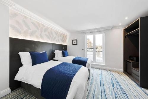 Commodore Hotel — Guest room