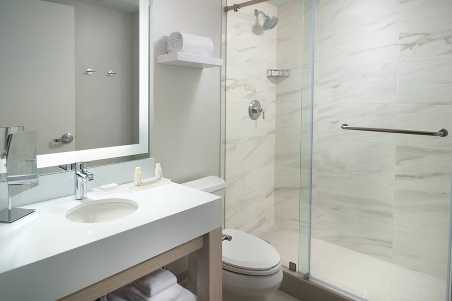 Commodore Inn The Grove Miami Florida — Bathroom