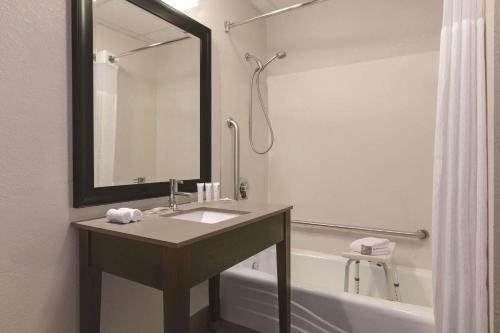 Commodore Perry Inn and Suites — Bathroom