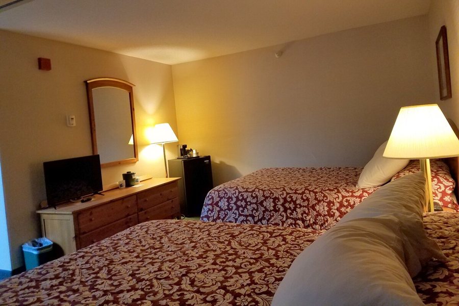 Commodores Inn — Guest room