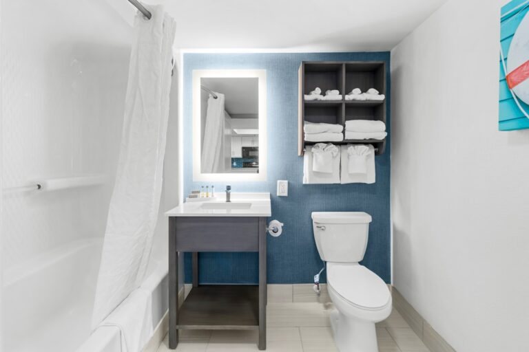 Compass Cove Oceanfront Resort — Bathroom