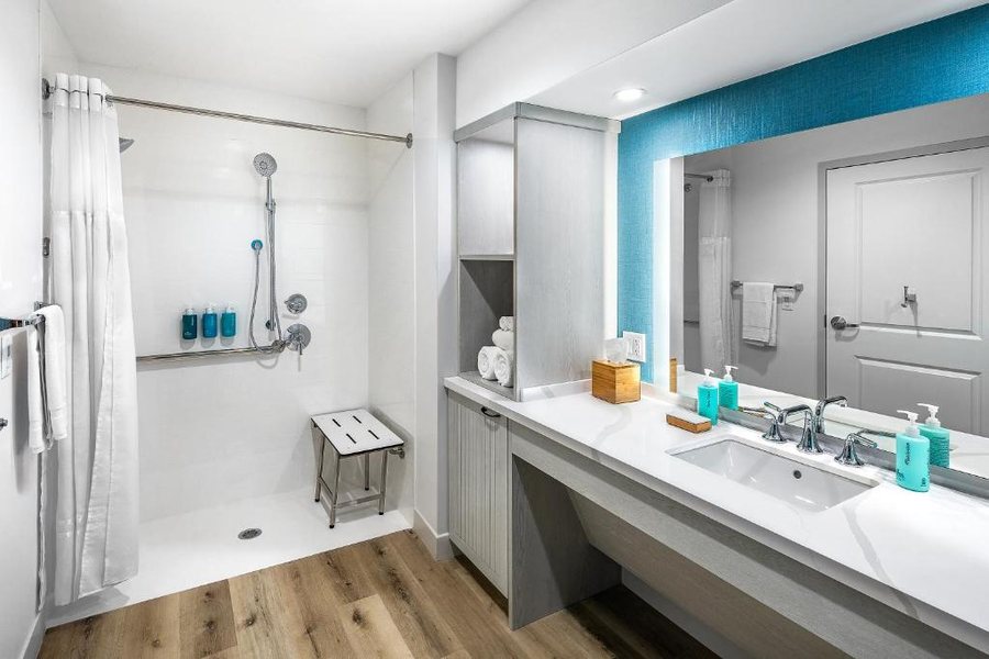 Compass Hotel Beaufort by Margaritaville — Bathroom