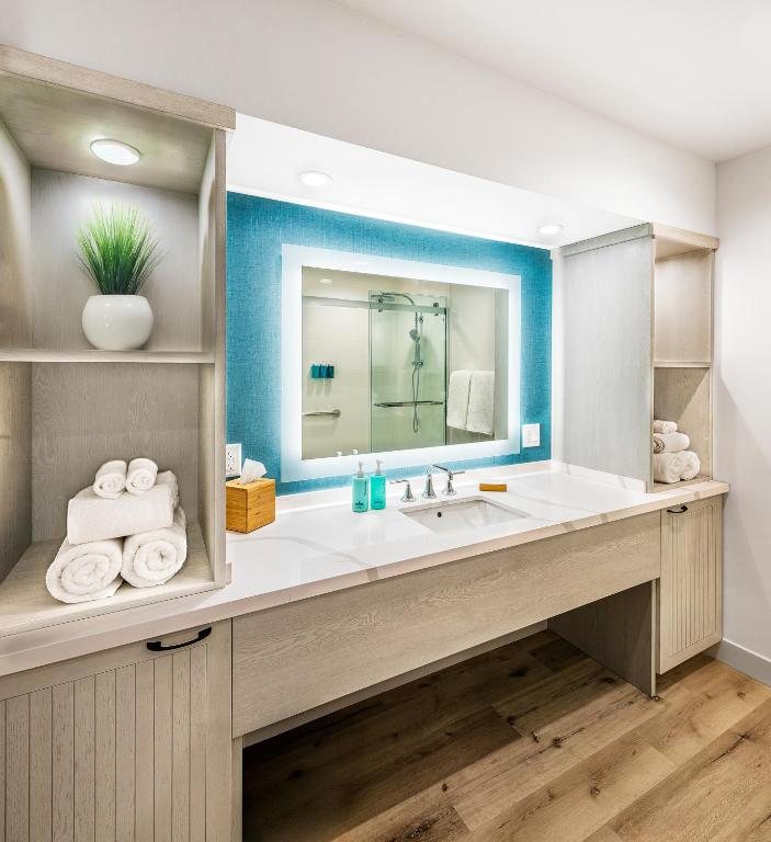 Compass Hotel By Margaritaville Naples — Bathroom