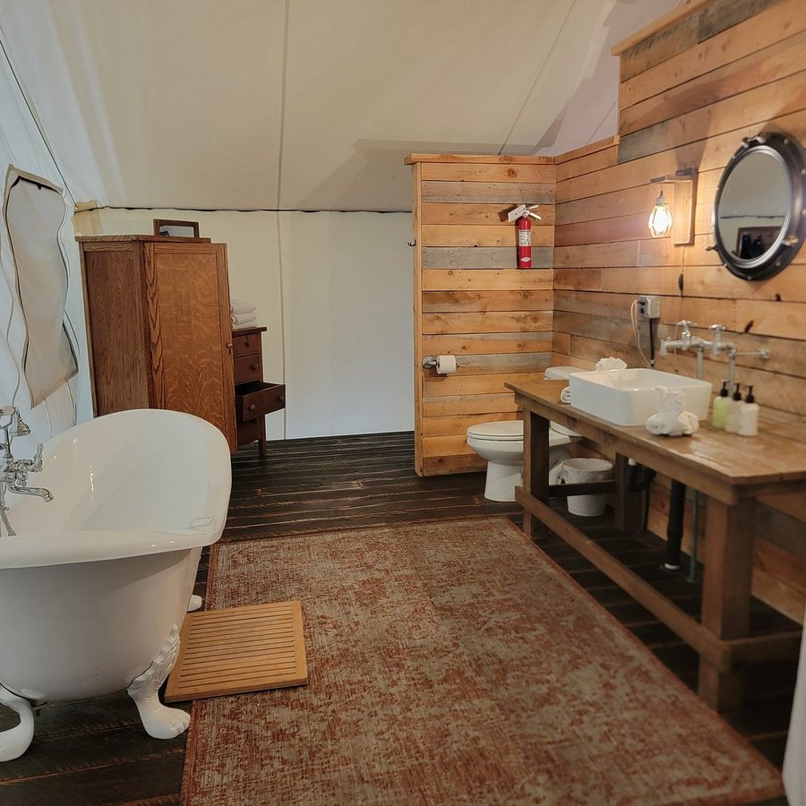 Conestoga Ranch Glamping Resort — Bathroom