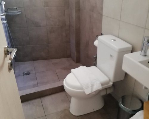 Connect Studios Apartments — Bathroom