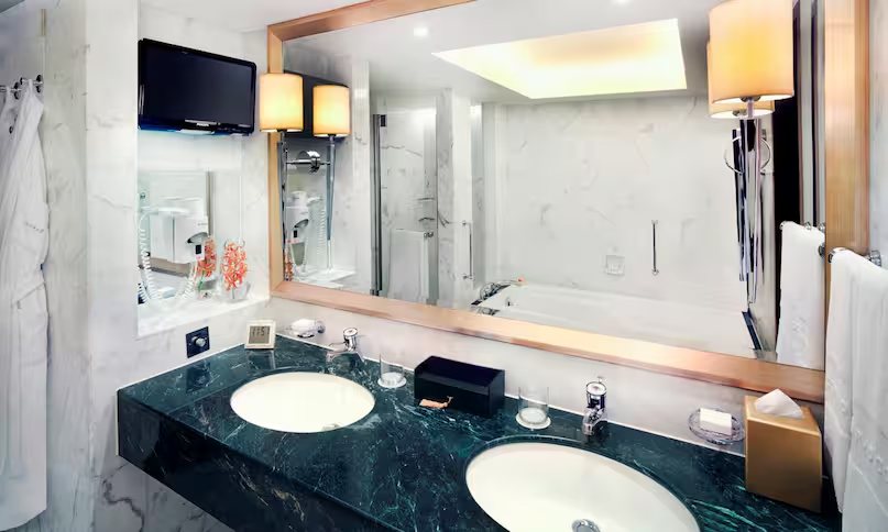 Conrad Hong Kong — Bathroom