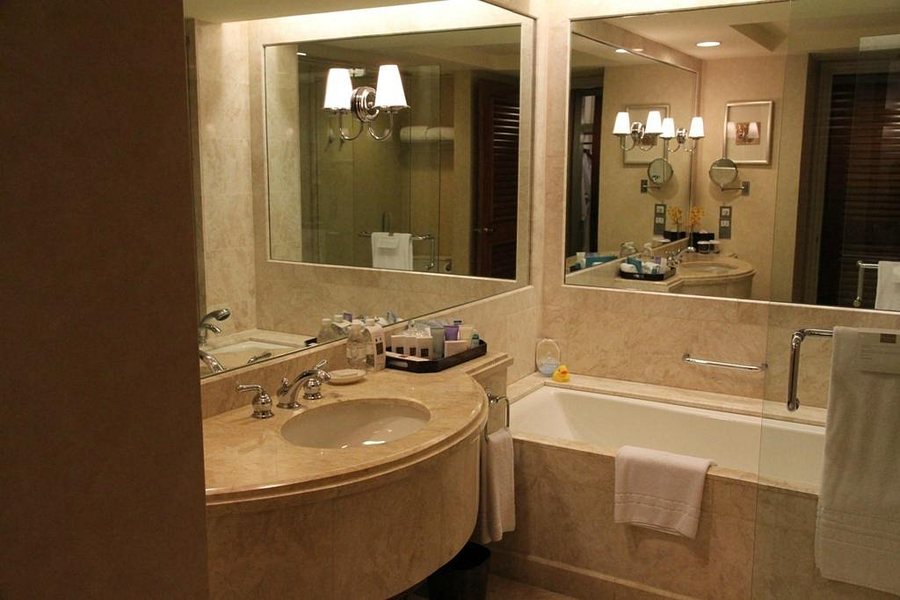 Conrad Singapore Marina Bay — Bathroom