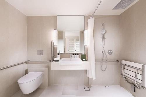 Conrad Singapore Orchard — Bathroom