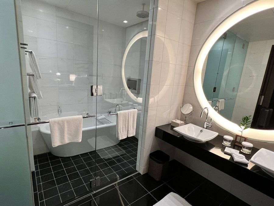 Conrad Tokyo — Bathroom