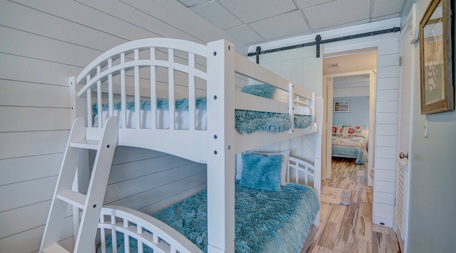 Continental Condominiums — Guest room