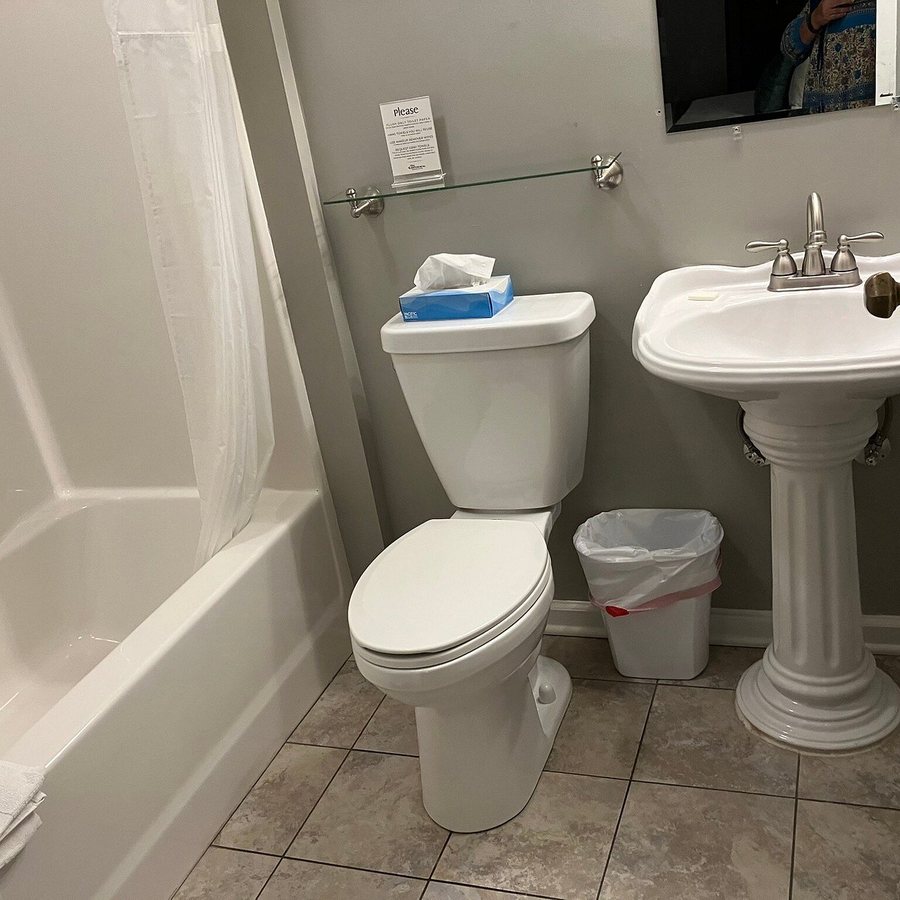 Continental Inn Cheboygan — Bathroom