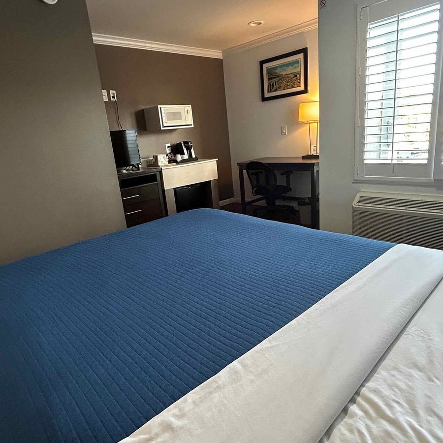 Continental Inn — Guest room