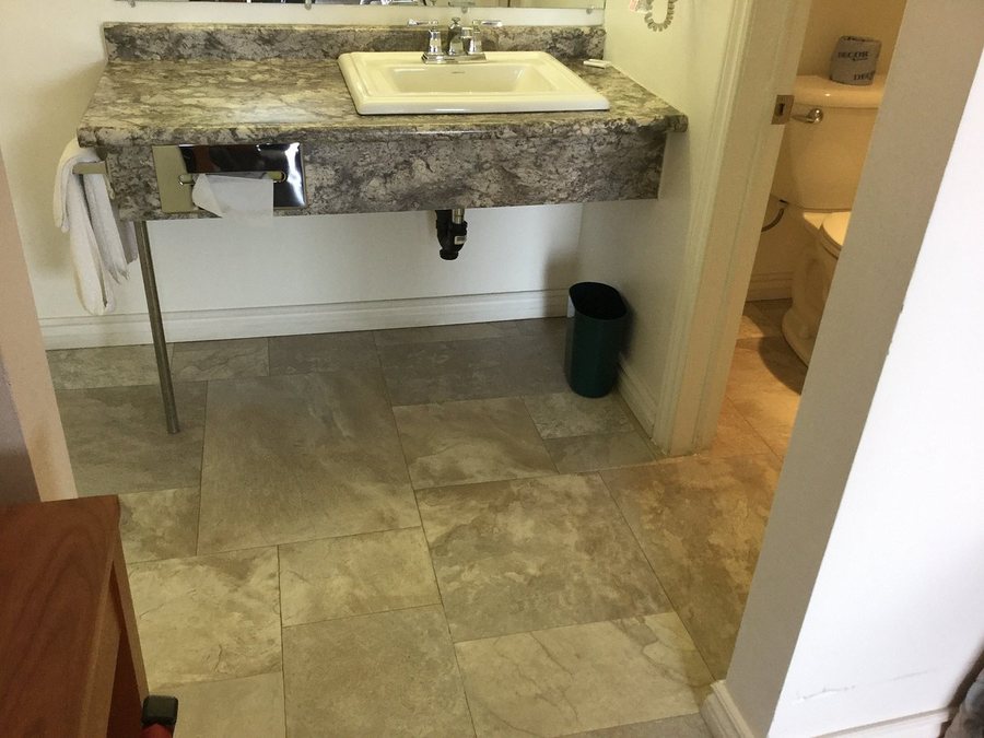 Continental Motel Dining Lounge — Bathroom