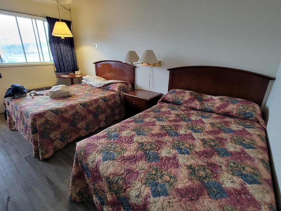 Continental Motel Dining Lounge — Guest room