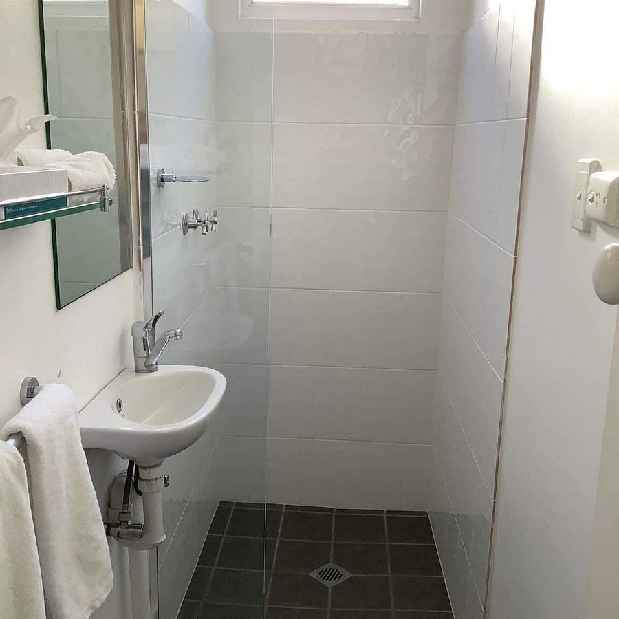 Coonawarra Motor Lodge — Bathroom