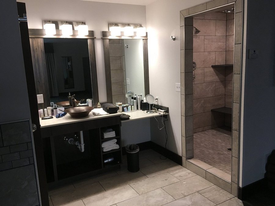 Copper King Hotel Convention Center — Bathroom