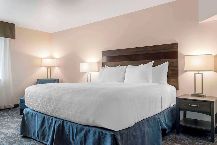 Copper King Hotel Convention Center — Guest room