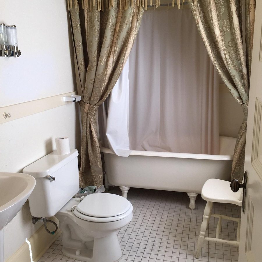 Copper Queen Hotel Casino — Bathroom