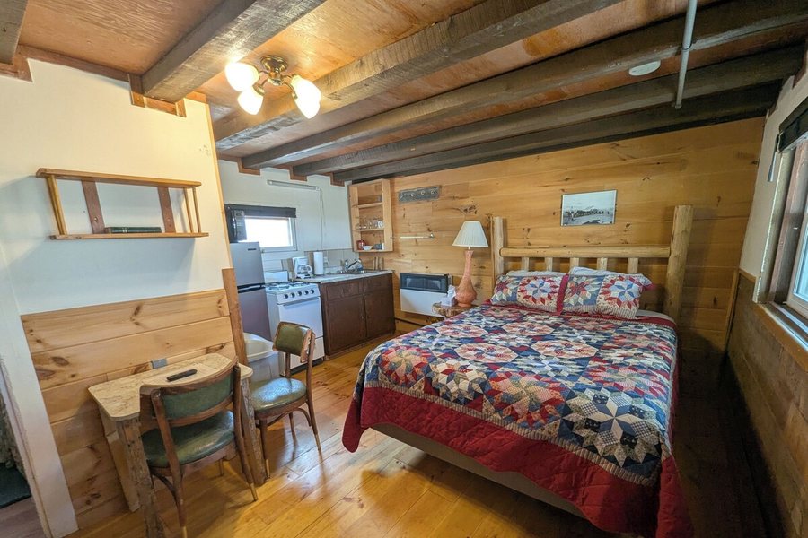 CopperLine Lodge — Guest room