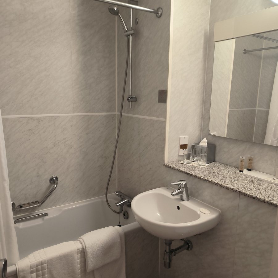 Copthorne Tara Hotel London Kensington — Bathroom