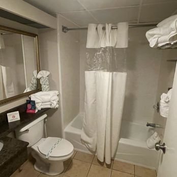 Coral Beach Resort Suites — Bathroom