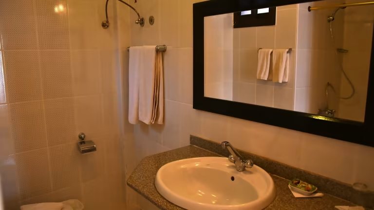 Coral Garden Beach Resort — Bathroom