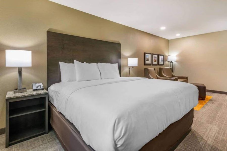Coral Pointe Sarasota an Ascend Collection Hotel — Guest room