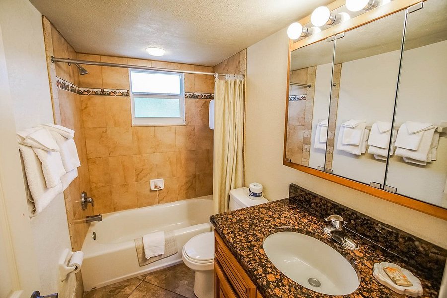 Coral Reef Guesthouse — Bathroom