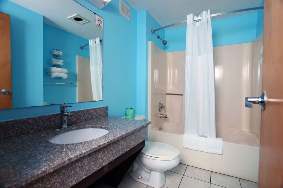 Coratel Inn Suites By Jasper Wesley Hospital — Bathroom