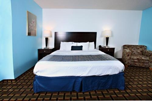 Coratel Plus Suites Wichita West Airport — Guest room