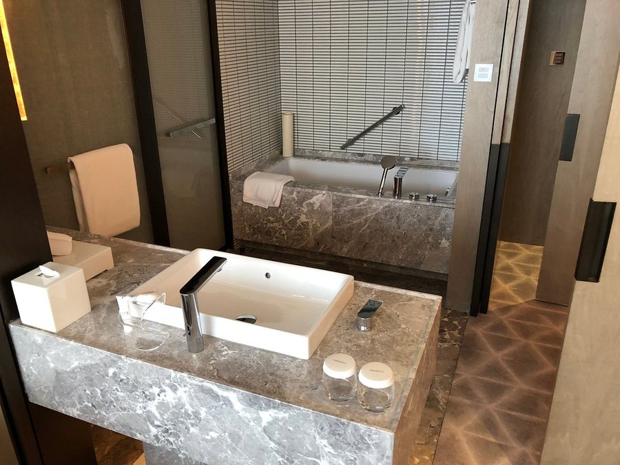 Cordis Shanghai Hongqiao — Bathroom