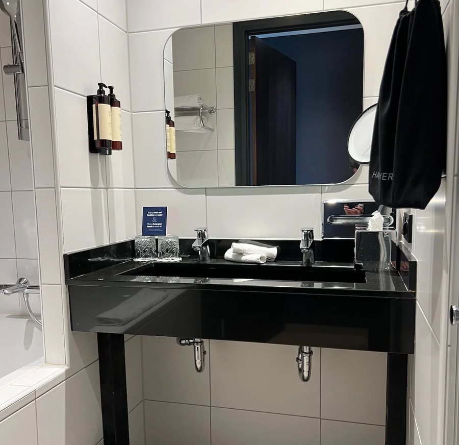 Corendon Amsterdam New West a Tribute Portfolio Hotel — Bathroom