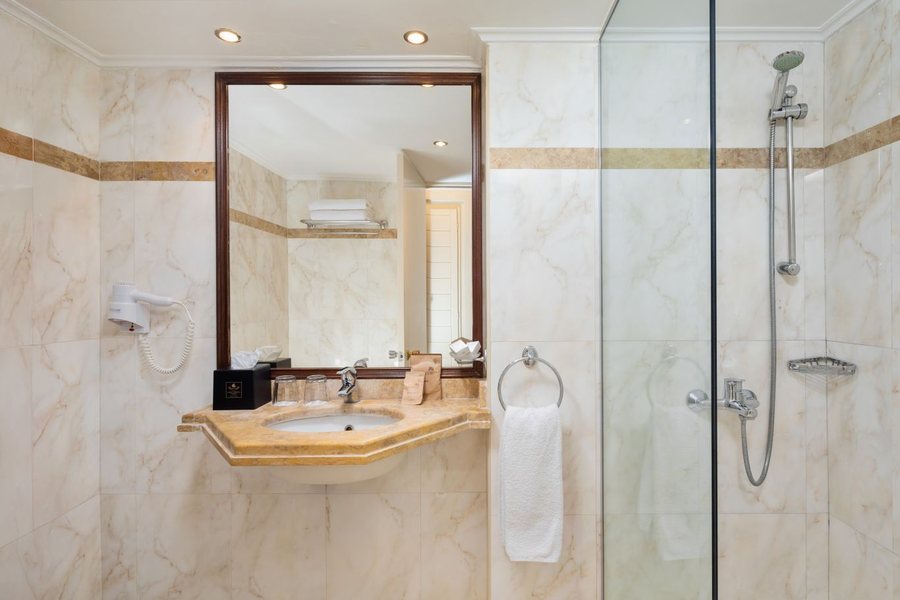 Corfu Holiday Palace — Bathroom