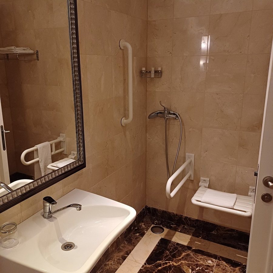 Corinthia Budapest Budapest Central Hungary — Bathroom