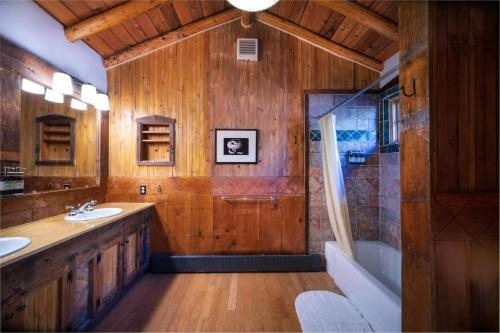 Corkins Lodge — Bathroom