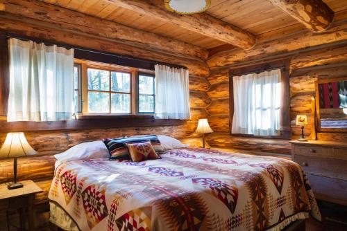 Corkins Lodge — Guest room