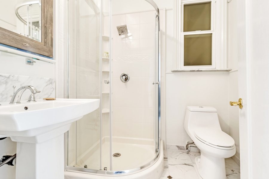 Cornell Hotel de France — Bathroom